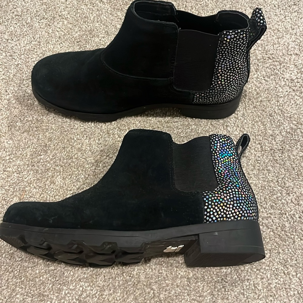 Girls SOREL suede booties with iridescent dots